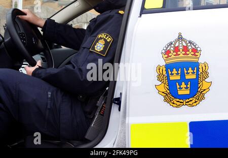 Ufficiale di polizia femminile presso un'auto di polizia, stazione di polizia di Linköping, Svezia. Foto Stock