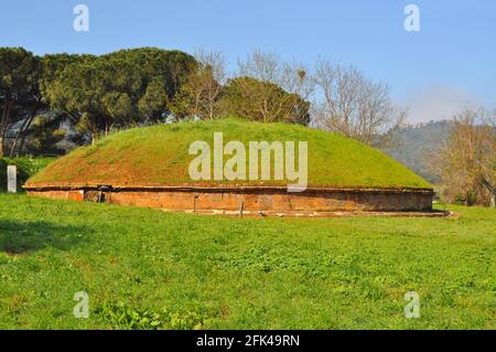 Populonia, Toscana, Italia, 03/31/2017, Necropoli etrusca di Baratti, tumulo Foto Stock