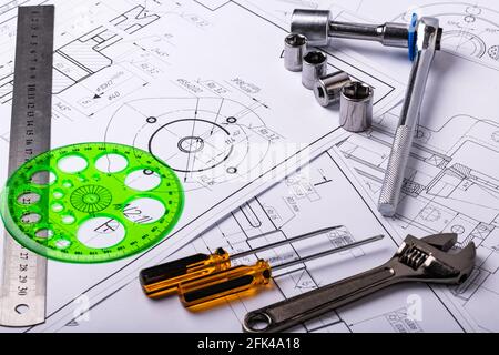 Diversi disegni tecnici, che mostrano componenti e assiemi di progettazione di parti meccaniche per la loro produzione nell'industria. Fabbrica i Foto Stock