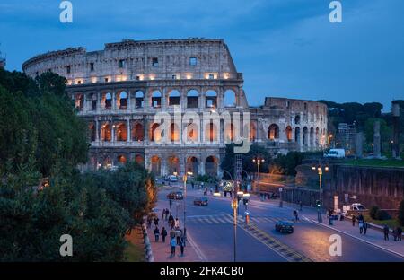 Roma Italia e una vista del Colosseo e del Via dei fori Imperiali di notte Foto Stock