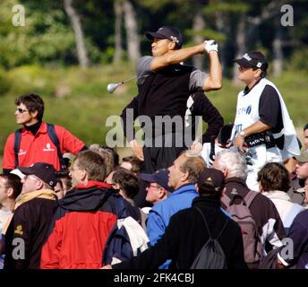 IL GOLF APERTO AL TROON 2004 3° GIORNO. TIGER WOODS TEE OFF SULLA 15 ° 17/7/2004 FOTO DAVID ASHDOWNOPEN GOLF TROON 2004 Foto Stock