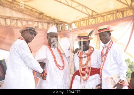 Itsekiri Chiefs congratularsi con Otunba Gani Adams durante la sua installazione come 15 sono Ona Kankanfo di Yorubaland, Oyo state, Nigeria. Foto Stock