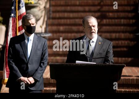 Gov. Roy Cooper a sinistra, E il leader del Senato Phil Berger, a destra, annuncia il nuovo campus di Apple al Research Triangle Park insieme al presidente della Camera Tim Moore e ad altri leader di entrambi i partiti politici in una rara conferenza stampa congiunta tenutasi presso l'Executive Mansion di Raleigh lunedì 26 aprile 2021.(Juli Leonard/News & Observer/TNS/Sipa USA) Credit: Sipa USA/Alamy Live News Foto Stock