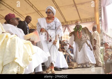 L'arrivo di Otunba Gani Adams durante la sua installazione come 15 sono Ona Kankanfo di Yorubaland, Oyo state, Nigeria. Foto Stock