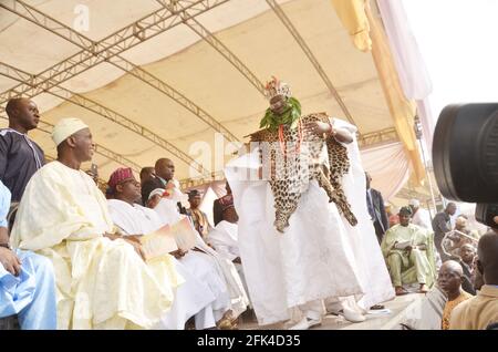 Otunba Gani Adams (in tessuto guerriero) recentemente installato come il 15 sono Ona Kankanfo di Yoruba Land, Stato di Oyo, Nigeria. Foto Stock
