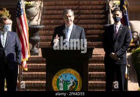 Gov. Roy Cooper tiene la conferenza stampa di lunedì mattina, 26 aprile 2021, per annunciare il nuovo campus di Apple al Research Triangle Park. Gov. Cooper, il leader del Senato Phil Berger, il presidente della Camera Tim Moore e altri leader di entrambi i partiti politici hanno tenuto la rara conferenza stampa congiunta presso la Executive Mansion di Raleigh per celebrare l'annuncio. (Foto di Juli Leonard/News & Observer/TNS/Sipa USA) Foto Stock