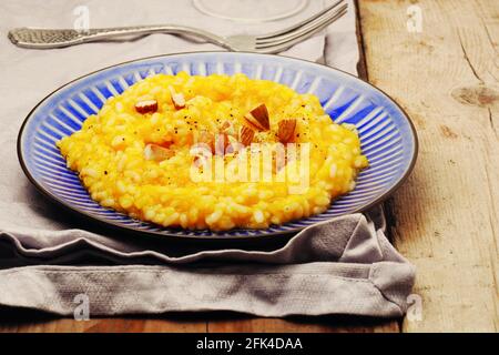 Risotto con zucca e mandorle tostate Foto Stock