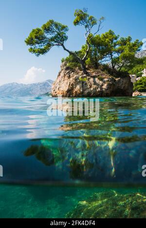 Fotografia semi-subacquea del resort di vacanza Brela in Croazia, la famosa roccia di Brela, la spiaggia di Punta rata, la Riviera di Makarska. Foto Stock