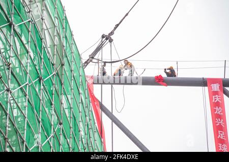 Chongqing. 28 Apr 2021. I lavoratori sono impegnati nel cantiere del campo di calcio di Chongqing Longxing, nel comune di Chongqing, nel sud-ovest della Cina, il 28 aprile 2021. La costruzione della struttura principale del campo di calcio di Chongqing Longxing è stata completata mercoledì. Una volta completato, il campo di calcio Longxing, come sede della Coppa asiatica AFC 2023, sarà in grado di ospitare 60,000 persone per guardare la partita. Credit: Huang Wei/Xinhua/Alamy Live News Foto Stock