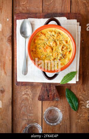 Risotto cremoso con quinoa e carote Foto Stock