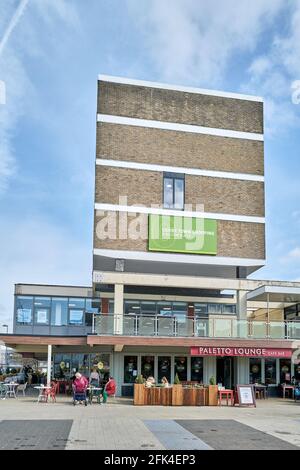 Gli amanti dello shopping si rilassano presso il bar lounge Paletto in Corporation Street presso il centro commerciale Corby Town, Northamptonshire, Inghilterra. Foto Stock