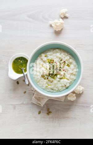 Risotto con cavolfiore e pesto di semi di zucca Foto Stock