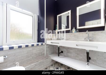 Moderno bagno privato con doppio lavabo Foto Stock