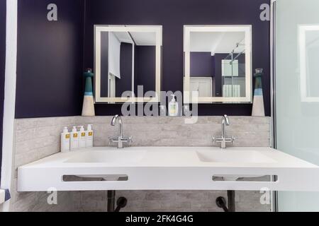 Moderno bagno privato con doppio lavabo Foto Stock