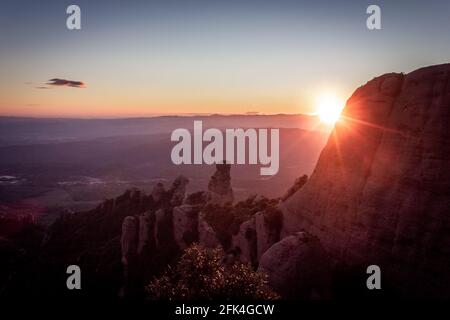 Tramonto dalla cima di una montagna da Montserrat catena montuosa Foto Stock