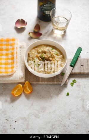 Risotto con mandorle di carciofi e limoni confit Foto Stock