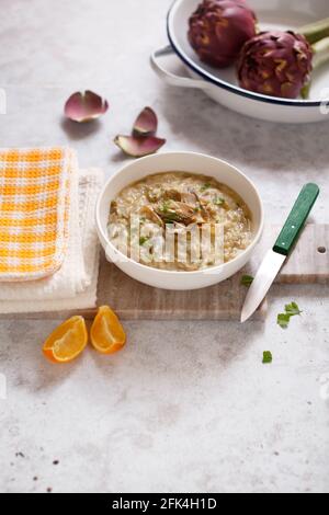 Risotto con mandorle di carciofi e limoni confit Foto Stock