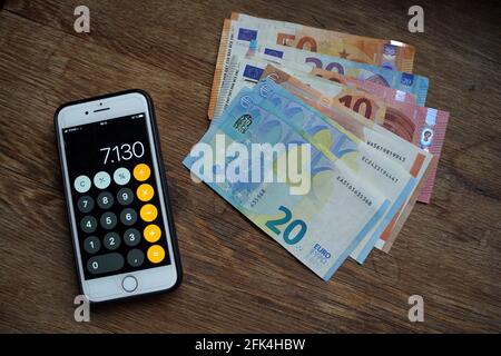 Banconote in euro diverse con calcolatrice Foto Stock