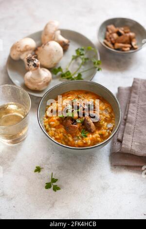 Risotto con carciofi di funghi e crema di zucca Foto Stock