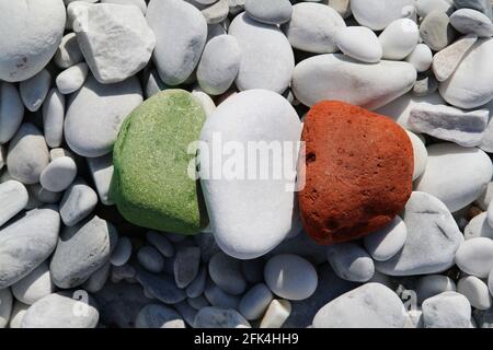 3 pietre di colore rosso, bianco e verde sono disposte sotto forma di bandiera d'Italia. Marina di Pisa. Italia Foto Stock