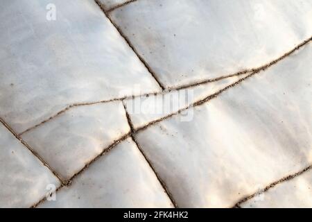 Struttura di piastre in ottone vintage saldate in un unico pezzo. Wroclaw. Polonia. Foto Stock