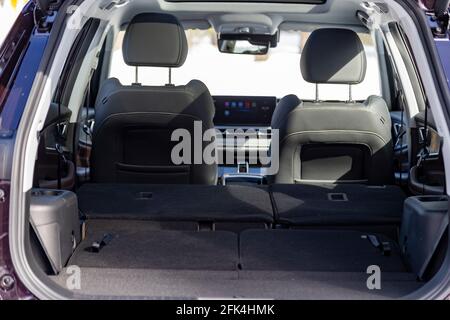 Mosca, Russia - Marzo, 18.2021: Interni vuoti con sedili flor piatti del nuovo moderno SUV Chery tiggo 8 pro minivan a sette posti dalla holding cinese che Foto Stock