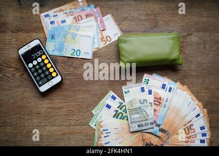 Banconote in euro diverse con calcolatrice Foto Stock