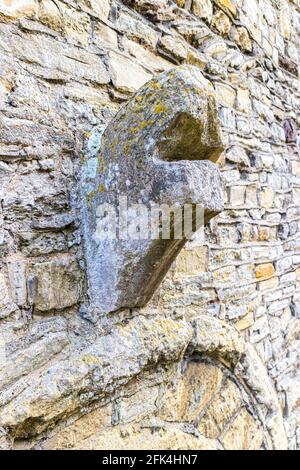 I resti di una scultura in pietra nella torre del Priorato anglosassone Chiesa di Santa Maria risalente al 9 ° secolo a Deerhurst, Gloucestershire U Foto Stock