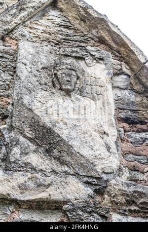 Il famoso Angelo Deerhurst, una scultura sassone su parte dell'abside originale della Chiesa del Priorato anglosassone di Santa Maria risalente al IX secolo Foto Stock