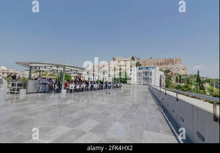 Atene, Grecia - 17 giugno 2017: Persone sulla terrazza sul tetto del nuovo moderno Museo dell'Acropoli con vista sulla collina dell'Acropoli, famoso att turistico Foto Stock