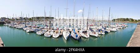 Una vista panoramica di yacht nel porto turistico di la Trinite sur Mer, Bretagna, Francia - fatto da 7 immagini ad alta risoluzione Uniti senza soluzione di continuità. Foto Stock