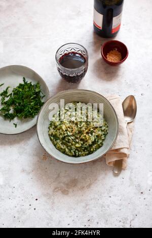 Risotto con cipolline di spinaci e semi di sesamo Foto Stock