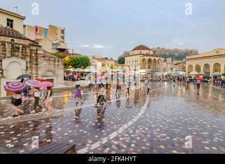 Atene, Grecia-17 giugno 2017: Folle di turisti e locali in piazza Monastiraki, famosa attrazione di Atene, in una giornata estiva piovosa Foto Stock