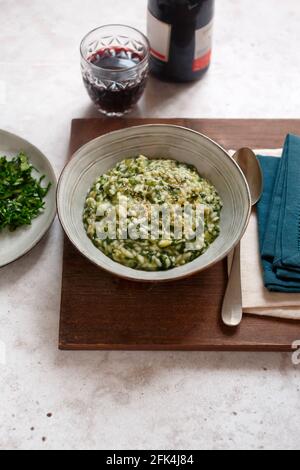 Risotto con cipolline di spinaci e semi di sesamo Foto Stock