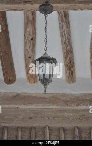 Vista della tradizionale lanterna all'interno della casa di guardia della sua accademia confuciana di epoca joseon. Byeongsan Seowon, Andong, Corea del Sud. Foto Stock