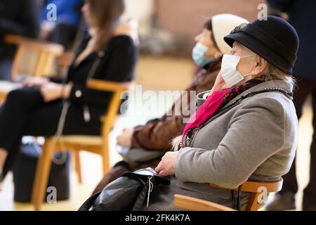 Bielorussia, la città di Gomil, 17 aprile 2021 Meeting Club degli anziani. Un gruppo di persone anziane che indossano maschere mediche durante una riunione o in un'infermiera h Foto Stock