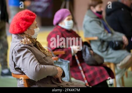 Bielorussia, la città di Gomil, 17 aprile 2021 Meeting Club degli anziani. Un gruppo di persone anziane che indossano maschere mediche durante una riunione o in un'infermiera h Foto Stock