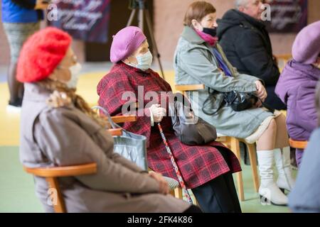 Bielorussia, la città di Gomil, 17 aprile 2021 Meeting Club degli anziani. Un gruppo di persone anziane che indossano maschere mediche durante una riunione o in un'infermiera h Foto Stock