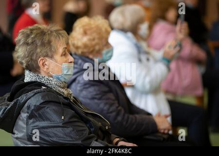Bielorussia, la città di Gomil, 17 aprile 2021 Meeting Club degli anziani. Un gruppo di persone anziane che indossano maschere mediche durante una riunione o in un'infermiera h Foto Stock