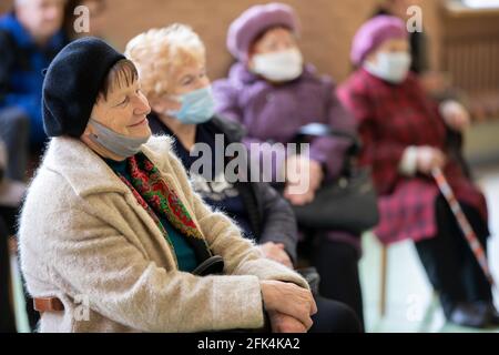Meeting Club degli anziani. Un gruppo di persone anziane che indossano maschere mediche durante una riunione o in un'infermiera h Foto Stock
