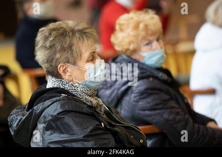 Meeting Club degli anziani. Un gruppo di persone anziane che indossano maschere mediche durante una riunione o in un'infermiera h Foto Stock