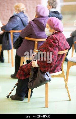 Meeting Club degli anziani. Un gruppo di persone anziane che indossano maschere mediche durante una riunione o in un'infermiera h Foto Stock