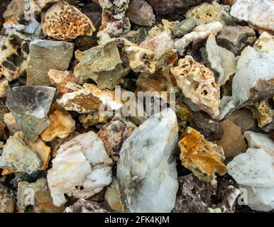 Una fotografia mcaro di un mucchio di rocce e minerali vari, pieni di forme, dimensioni e texture interessanti con un leggero effetto sfocato. Una delizia per Foto Stock