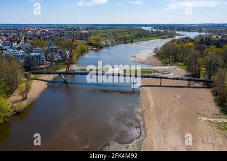 27 aprile 2021, Sassonia-Anhalt, Magdeburgo: Ponte alla cascata di Cracovia. (Registrato con un drone) Foto: Stephan Schulz/dpa-Zentralbild/ZB Foto Stock