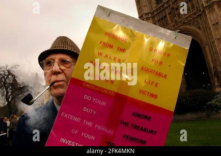 HARRY WHITE OF THE WALES, GRUPPO REGIONALE DI AIUTO PER LA VITA EQUA, AL DI FUORI DEI COMUNI, CHIEDE UNO STUDIO COMPLETO DA PARTE DEL MEDIATORE PARLAMENTARE SUL FALLIMENTO DELLE PENSIONI EQUE. 29/10 /02 PILSTON Foto Stock