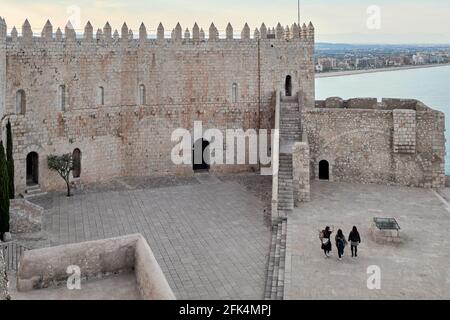 Il Castillo Palacio de Peñíscola o Castillo del Papa Luna si trova nella zona più alta della roccia in una città dichiarata la più bella della Spagna. Foto Stock