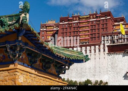 Il Potala Palace, una fortezza di dzong nella città di Lhasa, in Tibet. Fu il palazzo invernale dei Dalai Lamas dal 1649 al 1959. Ora un museo e U Foto Stock