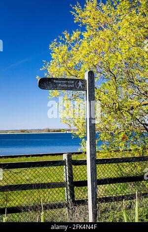 Un cartello situato vicino al lago artificiale di Farmoor, Oxfordshire, Regno Unito, di proprietà dell'acqua del Tamigi. Foto Stock