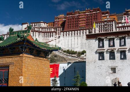 Il Potala Palace, una fortezza di dzong nella città di Lhasa, in Tibet. Fu il palazzo invernale dei Dalai Lamas dal 1649 al 1959. Ora un museo e U Foto Stock