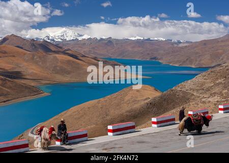 Le acque glaciali blu brillante del lago Yamdrok e la strada del Passo d'alta di Gampa (16860 piedi) in Tibet. Foto Stock